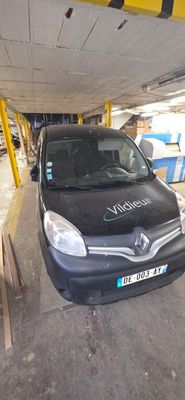 une camionnette noire garée dans un parking couvert