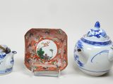 trois pièces de poterie chinoise, à savoir une théière, une théière et une soucoupe