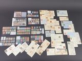 quelques vieux timbres et enveloppes posés sur une table