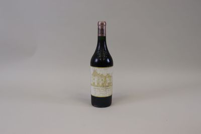 une bouteille de vin posée sur une table