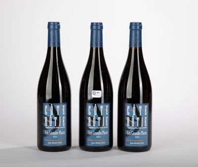 trois bouteilles de vin posées sur une table
