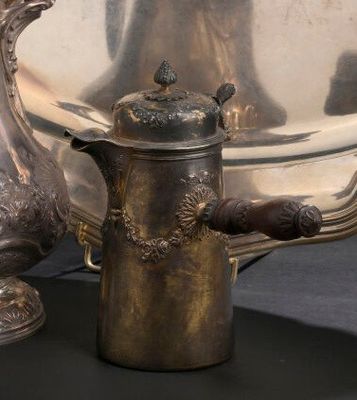 une théière en argent et une théière en argent posées sur une table
