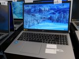 Plusieurs ordinateurs portables sont alignés sur une table