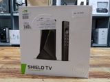 une boîte contenant une télécommande, posée sur une table