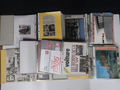 un grand nombre de livres posés sur une table