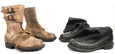 Ensemble comprenant une paire de bottes type allemandes, en …