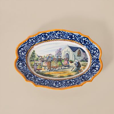 HB QUIMPER Plat ovale à bords chantournés en faïence émaillé…