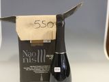 une bouteille de vin posée à côté d'un couteau sur un plan de travail