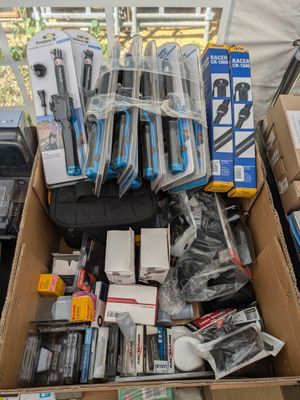 une boîte remplie d'appareils électroniques divers et d'autres objets