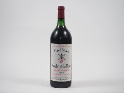 une bouteille de vin rouge posée sur une table blanche
