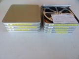 quatre boîtes de films posées sur une table