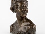 un buste en bronze représentant un homme aux cheveux bouclés