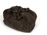 sac à main en cuir marron sur fond blanc, avec une zone de découpe pour le texte