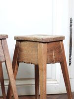 PAIRE DE TABOURETS en chêne mouluré et sculpté à piétement q… (photo 5)