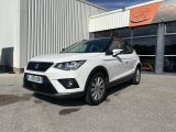 une voiture blanche garée devant un immeuble, devant un immeuble