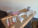 un bureau en bois sur lequel se trouvent plusieurs stylos et un téléphone portable