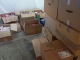 un grand nombre de boîtes empilées les unes sur les autres