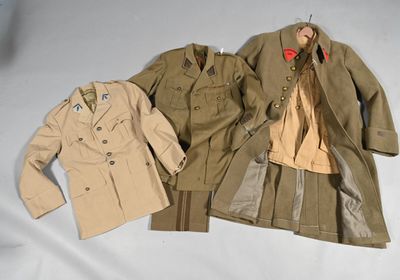deux vestes et une jupe sont posées sur une surface blanche