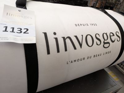 un grand sac à roulettes exposé dans un magasin