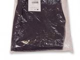 Gros plan sur un sac en tissu noir sur fond blanc
