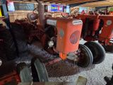 un tracteur rouge garé dans un garage