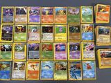 beaucoup de cartes pokemon différentes sur la table