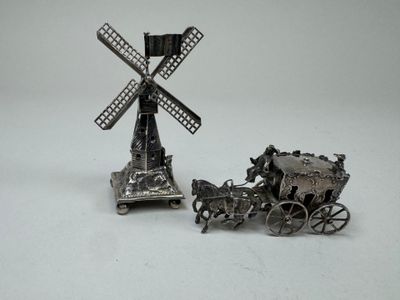 une maquette en argent représentant une calèche et un moulin à vent