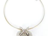 gros plan d'un collier sur fond blanc