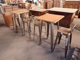 de nombreuses tables et chaises qui se trouvent dans un magasin