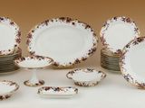 un grand nombre d'assiettes posées sur une table