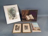 trois photos encadrées représentant des arbres et un livre posés sur une table