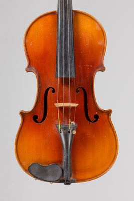 gros plan d'un violon avec un archet sur fond blanc