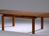 une table avec un plateau et des pieds en bois