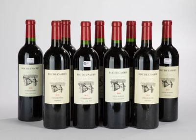 six bouteilles de vin rouge sont alignées