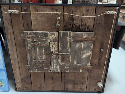 une vieille armoire en bois avec une porte et une fenêtre
