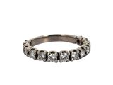 gros plan d'une bague en diamant sur fond blanc