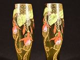 deux vases posés sur une surface noire