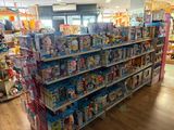 de nombreux jouets sont exposés sur les étagères du magasin, destinés à la vente