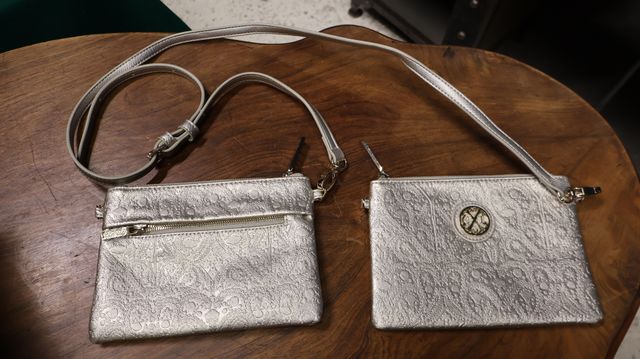 Christian Lacroix Paris : sac à main bandoulière et pochette, éta...