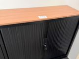 une armoire noire avec un plateau en bois dans une pièce