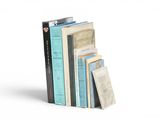 plusieurs livres sont empilés sur une surface blanche