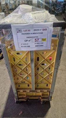 un chariot chargé de nombreuses boîtes dans un magasin