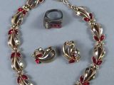 un bracelet, une bague et une boucle d'oreille posés sur une table
