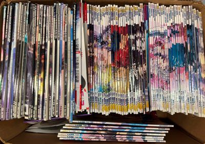 une boîte en carton remplie de bandes dessinées posée sur une table
