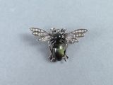 Broche en forme d'abeille plaquée argent, ornée de perles noires et blanches