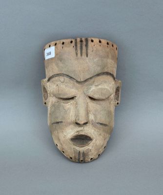 une image représentant un masque en bois sur fond gris