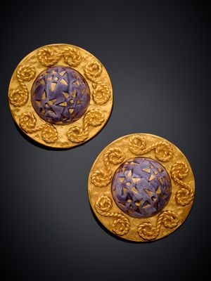 une paire de boutons en verre plaqué or et violet