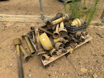 un tas de vieux tuyaux rouillés et d'autres objets par terre