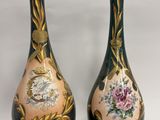 deux vases posés côte à côte sur une surface blanche