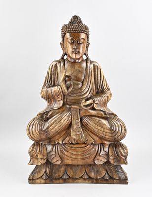 une statue en bois représentant un Bouddha assis sur une fleur de lotus